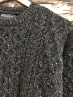 Le coloris Charcoal en laine et cachemire est un gris anthracite foncé tacheté de différents tons de gris plus clairs.